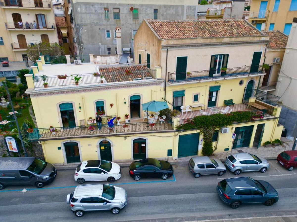 Hostel Beach House Giardini Naxos Exterior foto